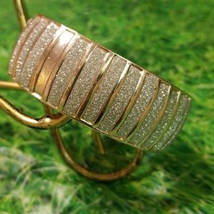 FLASH SALE!!! Elegant Bangle, never been used